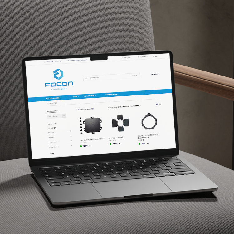 Laptop mit geöffneter Website des Focon Showtechnic Onlineshops für Lichttechnik-Zubehör