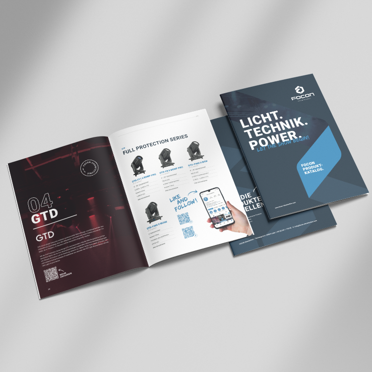 Geöffneter und geschlossener Produktkatalog von Focon Showtechnic mit Licht- und Bühnentechnikprodukten