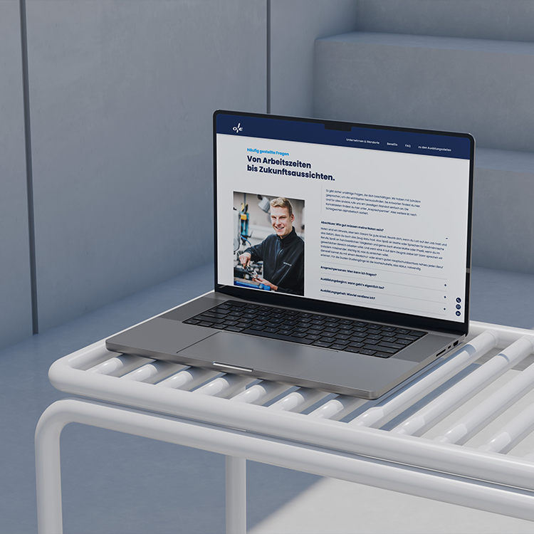 Laptop mit OKE Karriereseite und FAQ für Auszubildende