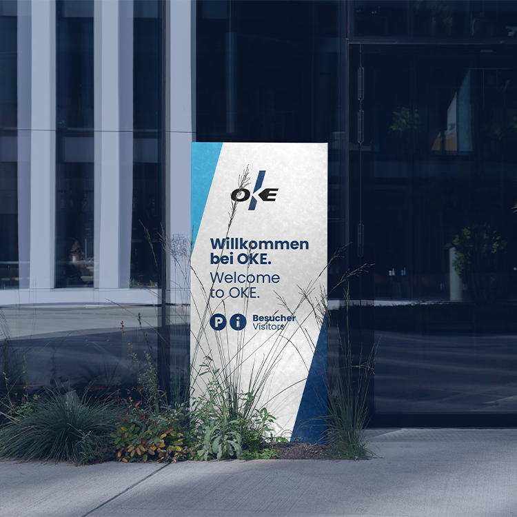 OKE Willkommensschild vor dem Firmengebäude