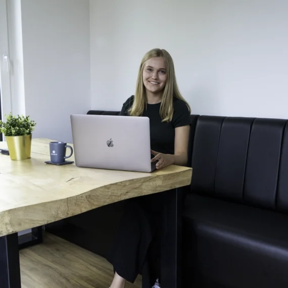 Mitarbeiterin arbeitet am Laptop