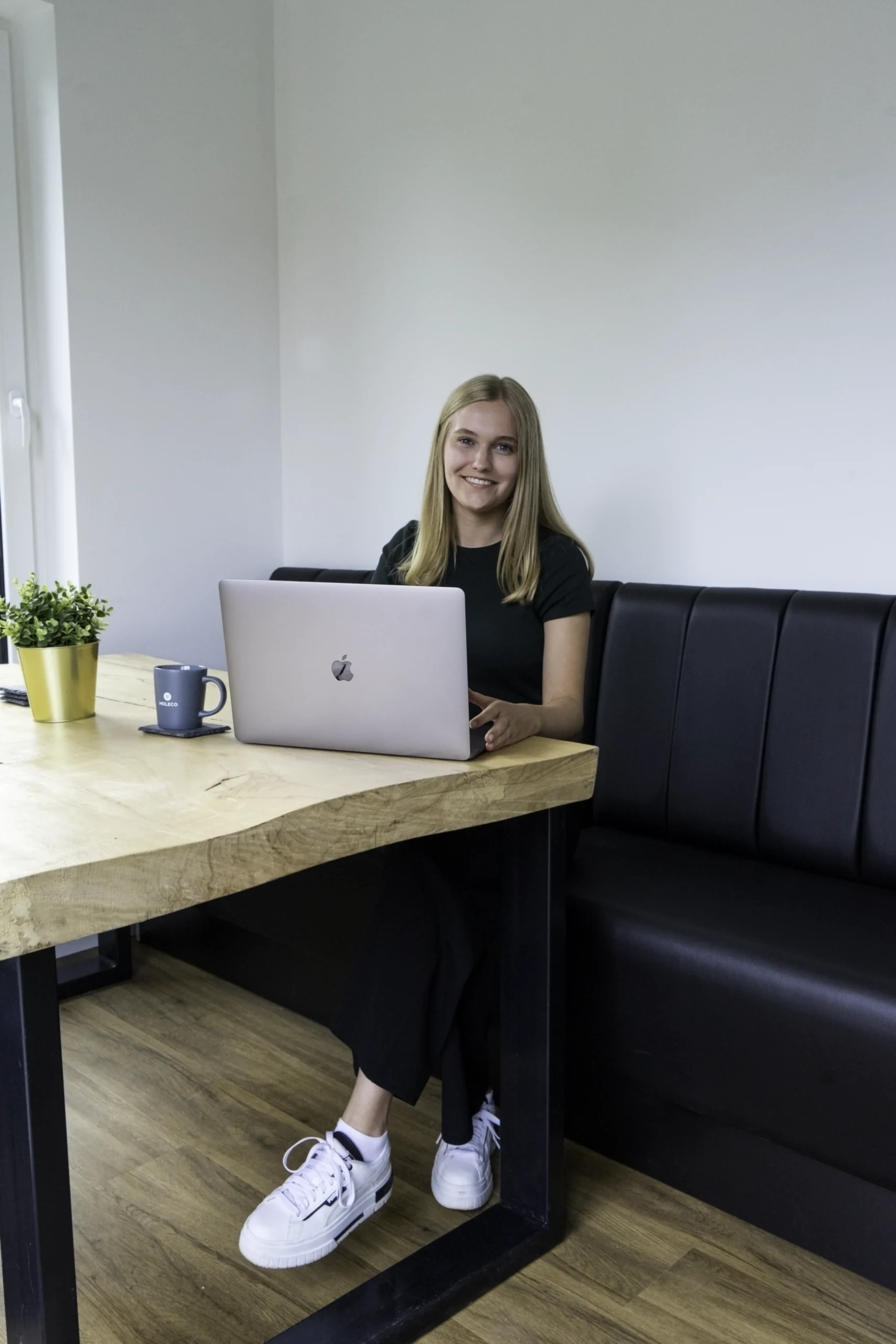 Mitarbeiterin arbeitet am Laptop