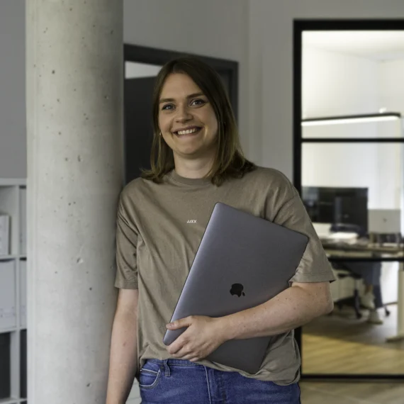 Mitarbeiterin von MOLECO hält Laptop