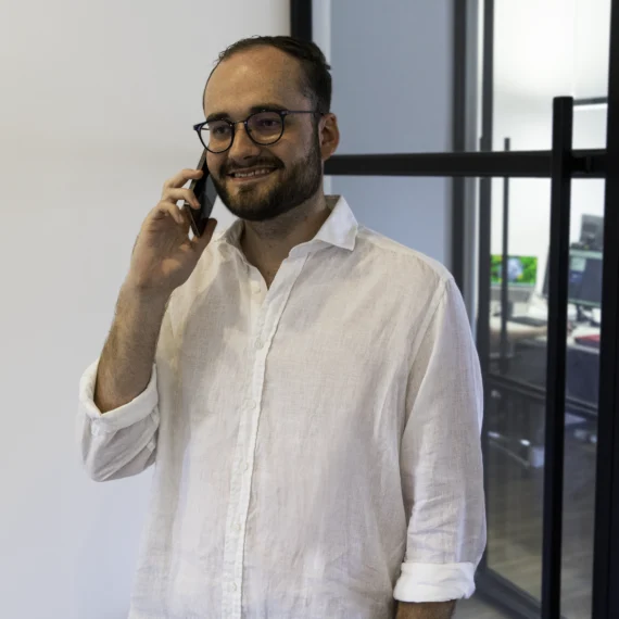 Mitarbeiter von der Werbeagentur MOLECO telefoniert
