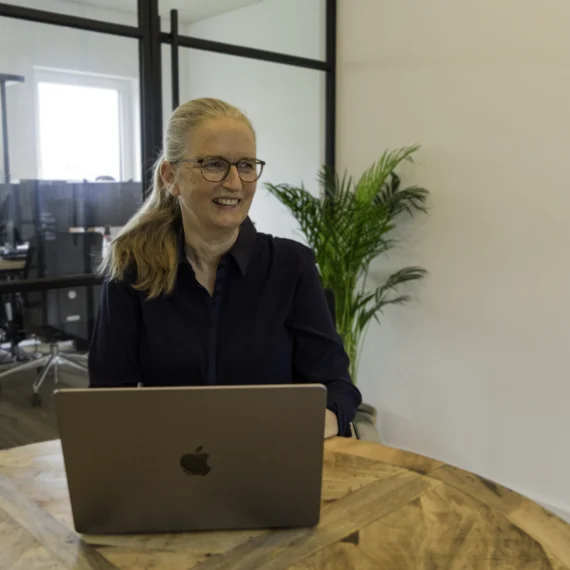 Werbeagentur Projektmanagerin mit Laptop