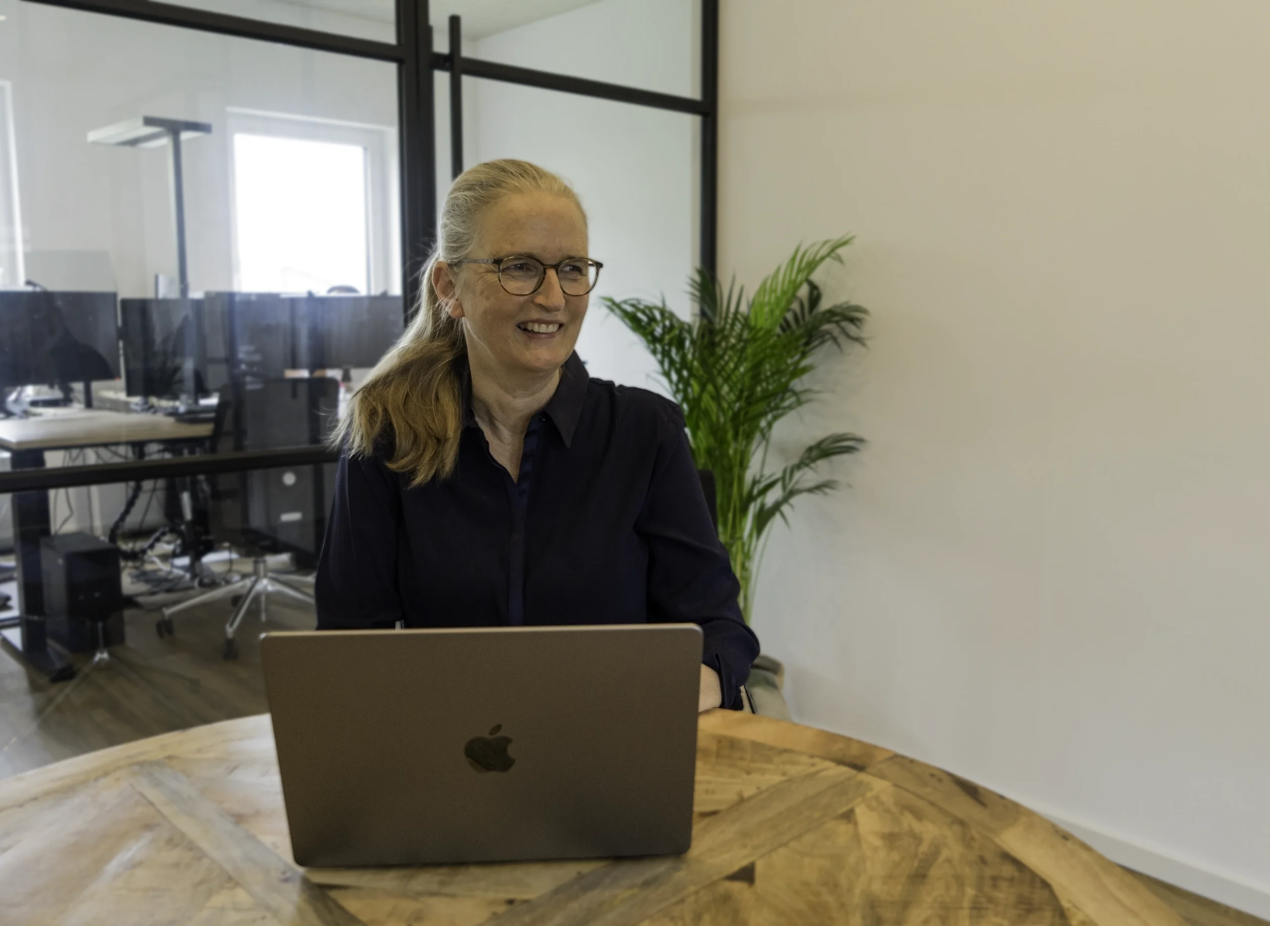 Werbeagentur Projektmanagerin mit Laptop