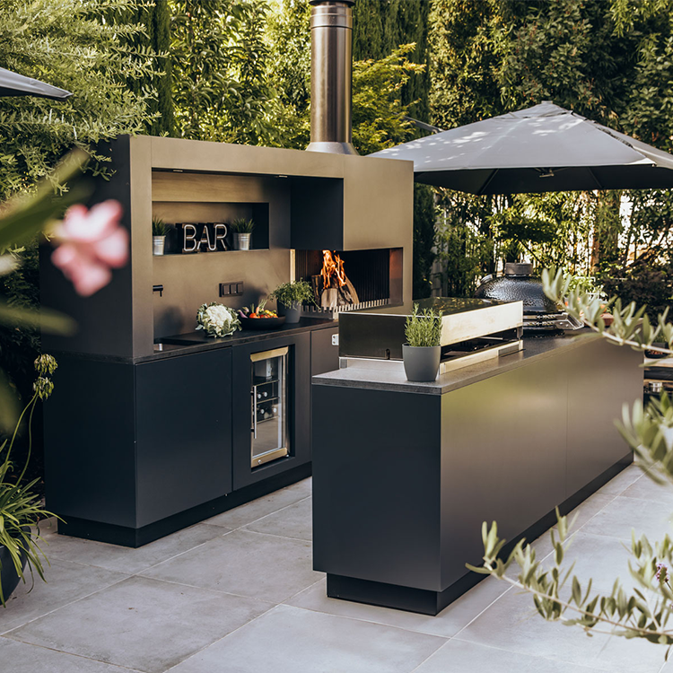 Moderne schwarze Outdoor-Küche mit Grill und Bar im Garten