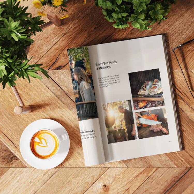 Geöffnetes Magazin mit Grillbildern auf Holztisch neben Cappuccino
