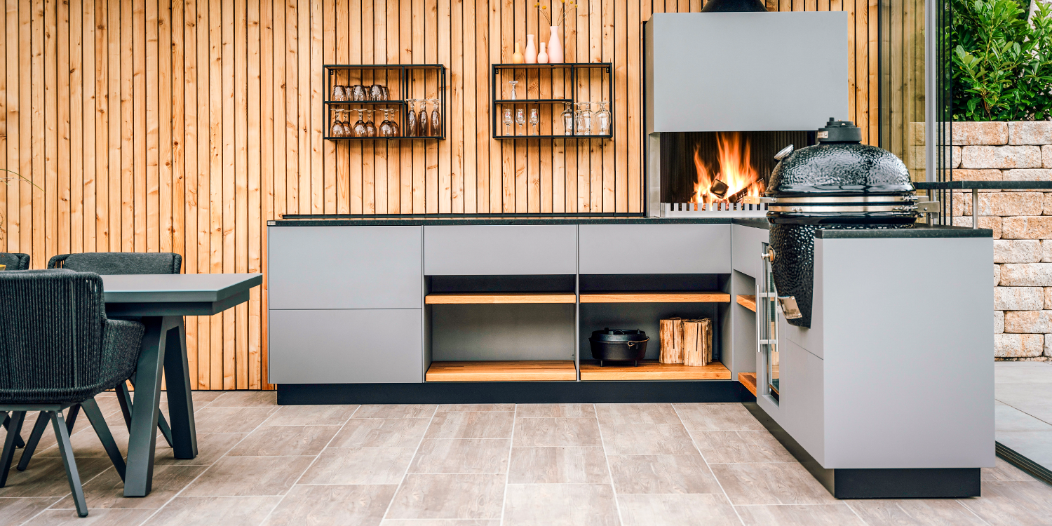 Moderne Gartenküche mit Holzverkleidung, Grill und Esstisch