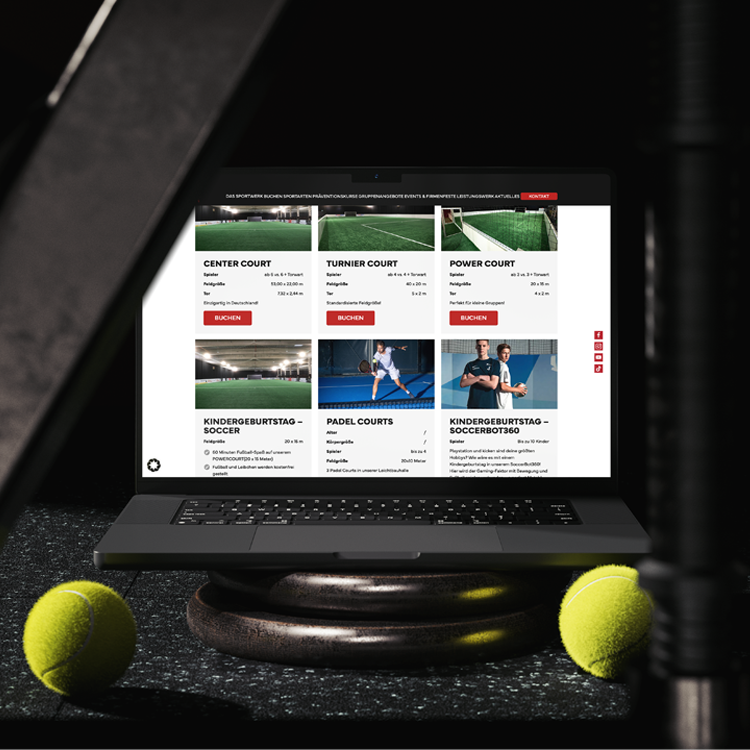 Laptop zeigt Online-Buchungssystem vom SPORTWERK Ochtrup für Tennis-, Padel- und Soccerplätze