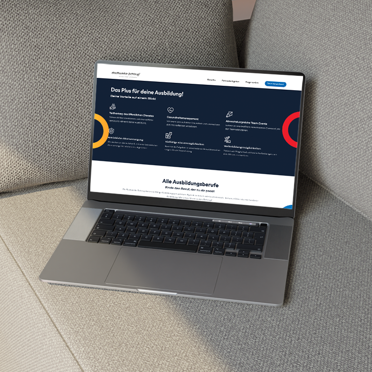 Laptop mit Ausbildungsseite der Stadtwerke Ochtrup auf grauem Sofa