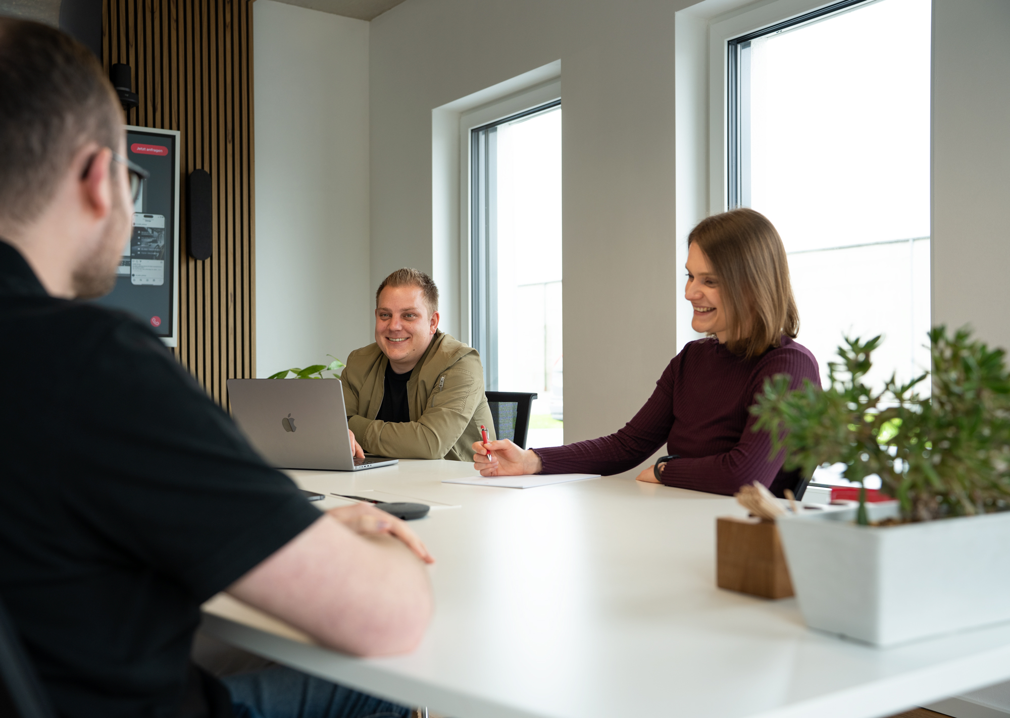 Mitarbeiter der Moleco GmbH sprechen bei einem Meeting im Büro