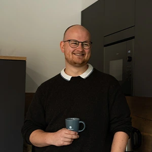 Mitarbeiter mit einer Tasse von MOLECO in der Hand